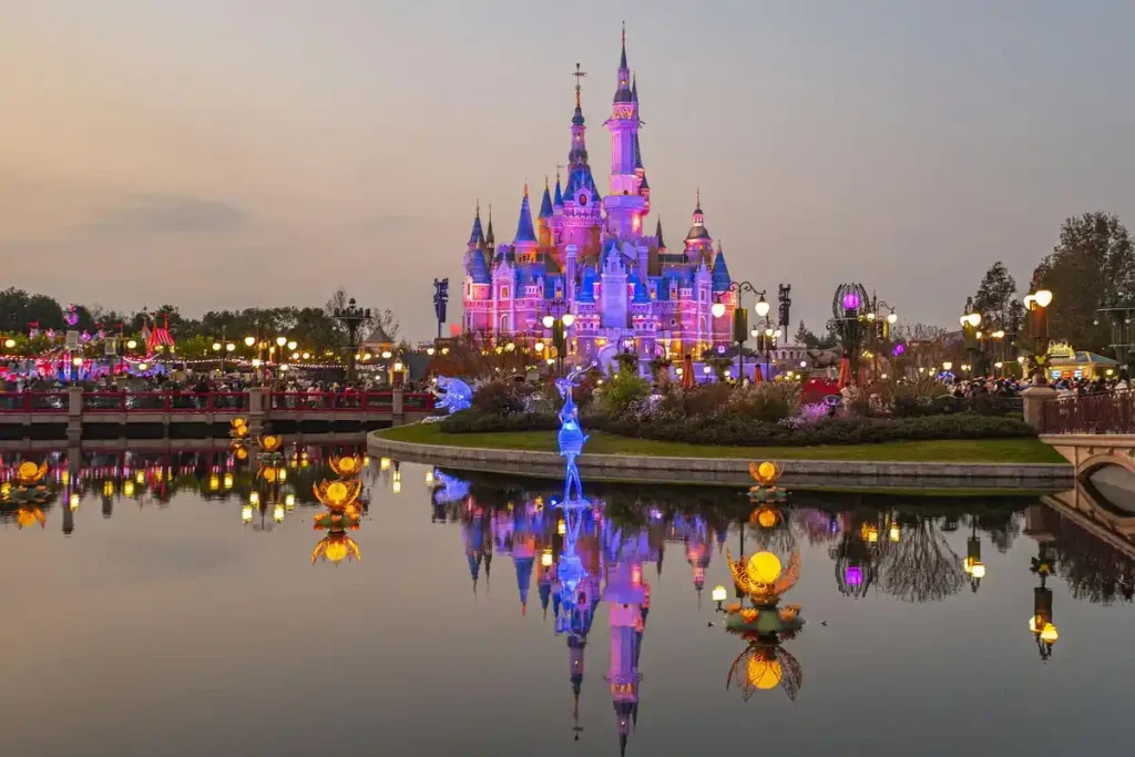 Входная зона и атмосфера Shanghai Disneyland