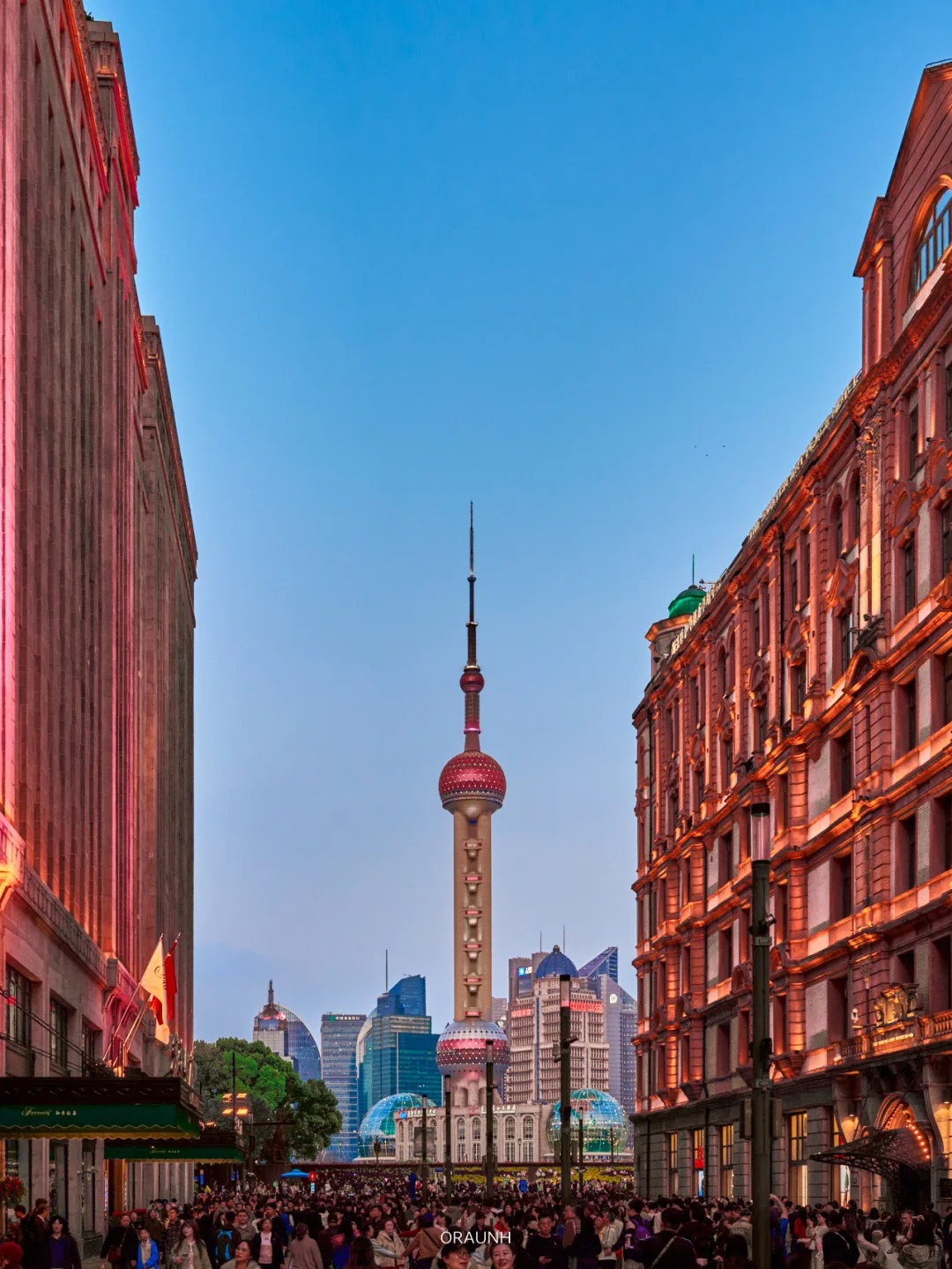 The Bund — набережная с видом на небоскрёбы Пудуна